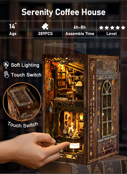 a miniature wooden dollhouse with a cozy, rustic interior, including a fireplace, bookshelves, and a window. The dollhouse is being held by a hand, suggesting it is a toy or a model. The image also includes text that provides information about the dollhouse, such as its age, the number of pieces, and the assembly time.